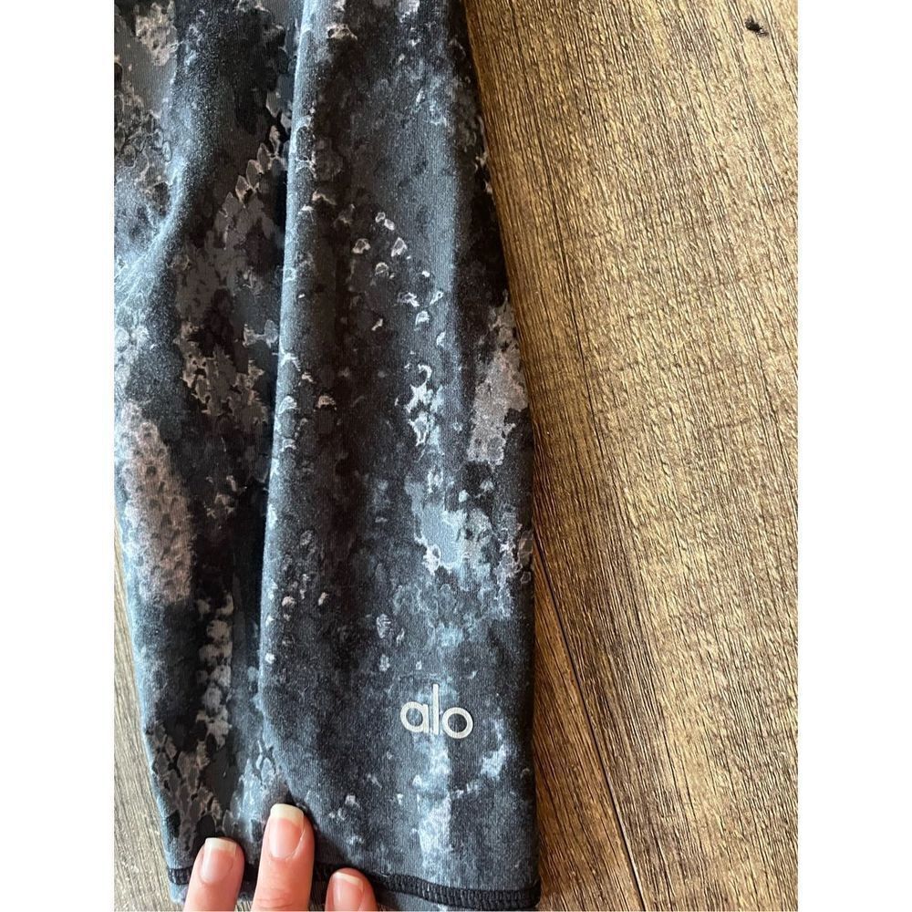 Alo Yoga High Waist Airbrush Capri Legging - Snake Print Size Small - Picture 2 of 3